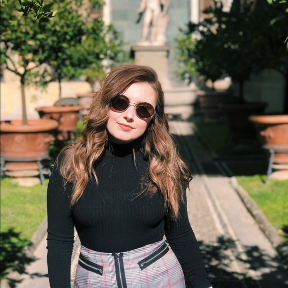 Meet your Posher, Caitlin - Picture 1 of 1